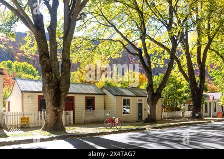 Kolonialhäuser in Herbstfarben, Buckingham Street, Arrowtown, Otago, South Island, Neuseeland Stockfoto