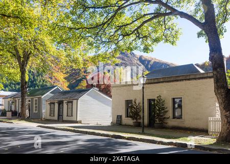 Kolonialhäuser in Herbstfarben, Buckingham Street, Arrowtown, Otago, South Island, Neuseeland Stockfoto