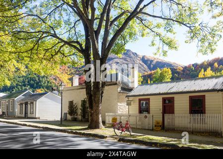 Kolonialhäuser in Herbstfarben, Buckingham Street, Arrowtown, Otago, South Island, Neuseeland Stockfoto