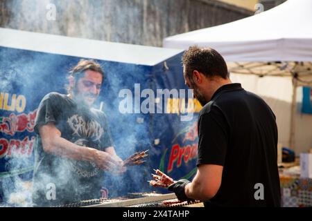 Grill im Freien mit Männern, die Fleisch grillen Stockfoto