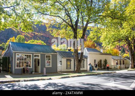 Kolonialhäuser in Herbstfarben, Buckingham Street, Arrowtown, Otago, South Island, Neuseeland Stockfoto