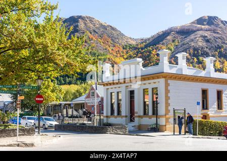Old BNZ Building und Lake District Museum in Herbstfarben, Buckingham Street, Arrowtown, Otago, South Island, Neuseeland Stockfoto