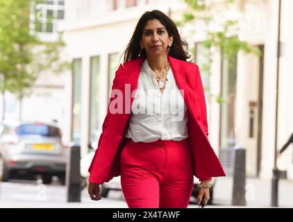 Die ehemalige Innenministerin Suella Braverman kommt am BBC Broadcasting House in London an, um am Sonntag mit Laura Kuenssberg in der Sendung BBC One Current Affairs zu erscheinen. Bilddatum: Sonntag, 5. Mai 2024. Stockfoto