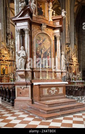 Wien, Österreich, Stephansdom. Der Katharinenaltar wurde 1701 von Nikolaus Beckers, Baron von Walhorn, Reichsrat und Leibarzt Leopold I. gestiftet. Das Hauptbild des Altars zeigt die hl. Katharina, begleitet von St. Lucia und St. Cecilia. Die St. Elisabeth ist auf dem Giebeldach abgebildet Stockfoto