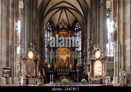 Wien, Österreich, Stephansdom. Barocker Hochaltar im Stephansdom. Steinigung von St. Stephan, Tobias Pock, Öl auf Zinnplatten Stockfoto