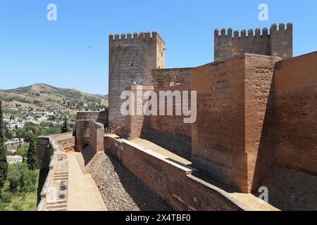 GRANADA, SPANIEN - 20. MAI 2017: Dies sind die Mauern der maurischen Festung Alcazaba der Roten Burg in der Alhambra. Stockfoto