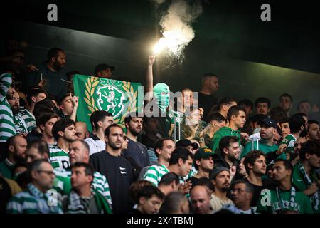 Lissabon, Portugal. Mai 2024. Die Sportfans bejubeln ihre Mannschaft beim Liga Portugal Betclic Spiel zwischen Sporting CP und Portimonense SC im Estadio Jose Alvalade. (Endnote: Sporting CP 3 - 0 Portimonense SC) (Foto: David Martins/SOPA Images/SIPA USA) Credit: SIPA USA/Alamy Live News Stockfoto