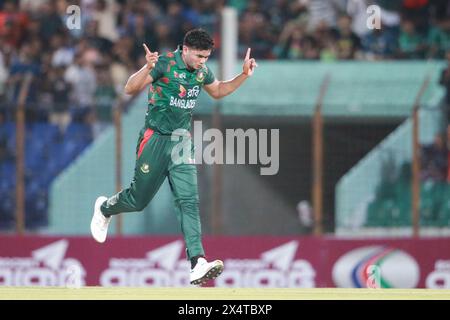 Taskin Ahmed feiert in Bangladesch nach einem Wickett im Auftakt der fünf-Matches-Serie gegen Simbabwe in der Zahur Ahmed Chowdhury Sta Stockfoto