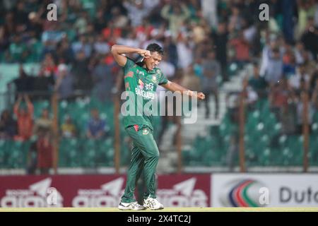 Der Bangladeschische Pacer Saifuddin feiert nach einem Wickett im Auftakt der fünf-Matches-Serie gegen Simbabwe im Zahur Ahmed Chowdhury Stadi Stockfoto