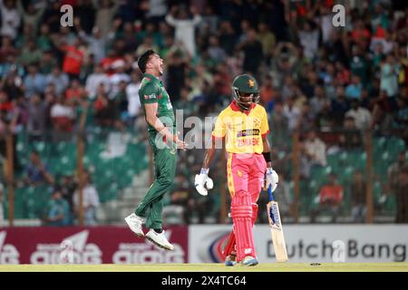 Taskin Ahmed feiert in Bangladesch nach einem Wickett im Auftakt der fünf-Matches-Serie gegen Simbabwe in der Zahur Ahmed Chowdhury Sta Stockfoto