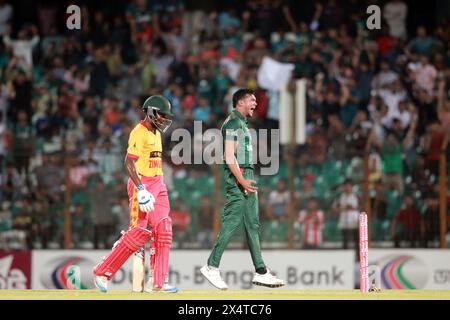 Taskin Ahmed feiert in Bangladesch nach einem Wickett im Auftakt der fünf-Matches-Serie gegen Simbabwe in der Zahur Ahmed Chowdhury Sta Stockfoto