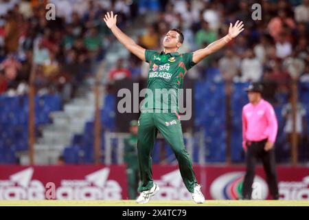 Der Bangladeschische Pacer Saifuddin feiert nach einem Wickett im Auftakt der fünf-Matches-Serie gegen Simbabwe im Zahur Ahmed Chowdhury Stadi Stockfoto