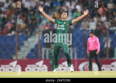 Der Bangladeschische Pacer Saifuddin feiert nach einem Wickett im Auftakt der fünf-Matches-Serie gegen Simbabwe im Zahur Ahmed Chowdhury Stadi Stockfoto