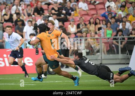 Singapur. Mai 2024. Der Neuseeländer Andrew Knewstubb (R) kämpft im Halbfinale der Männer zwischen Neuseeland und Australien beim HSBC Rugby Sevens Turnier in Singapur am 5. Mai 2024 um den Ball. Quelle: Dann Chih Wey/Xinhua/Alamy Live News Stockfoto