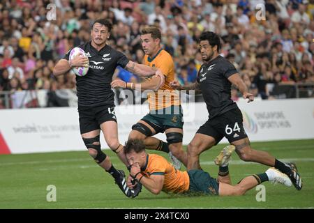 Singapur. Mai 2024. Der Neuseeländer Leroy Carter (1. L) kämpft im Halbfinale der Männer zwischen Neuseeland und Australien beim HSBC Rugby Sevens Turnier in Singapur am 5. Mai 2024 um den Ball mit dem Australier Hayden Sargeant (unten). Quelle: Dann Chih Wey/Xinhua/Alamy Live News Stockfoto