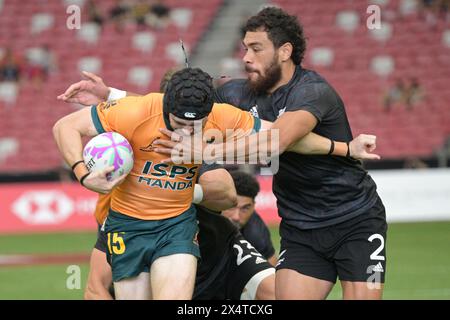 Singapur. Mai 2024. Der Neuseeländer Brady Rush (R) kämpft mit dem Australier James McGregor im Halbfinale der Männer zwischen Neuseeland und Australien beim HSBC Rugby Sevens Turnier, das am 5. Mai 2024 in Singapur stattfand. Quelle: Dann Chih Wey/Xinhua/Alamy Live News Stockfoto