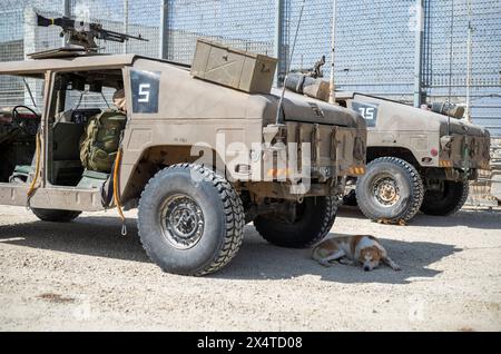 Erez, Israel. Mai 2024. Ein israelisches Militärfahrzeug kann am Grenzübergang Erez an der Grenze zu Gaza gesehen werden. Quelle: Ilia Yefimovich/dpa/Alamy Live News Stockfoto