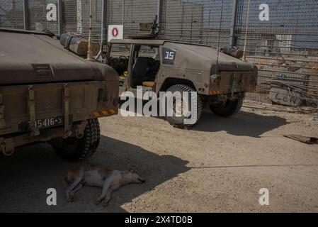 Erez, Israel. Mai 2024. Ein israelisches Militärfahrzeug kann am Grenzübergang Erez an der Grenze zu Gaza gesehen werden. Quelle: Ilia Yefimovich/dpa/Alamy Live News Stockfoto