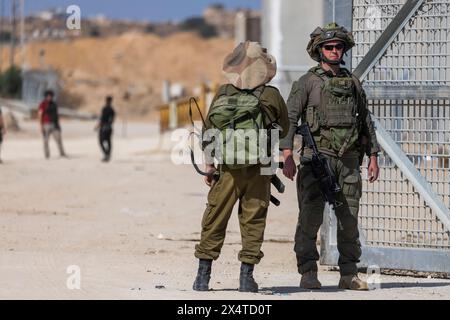 Erez, Israel. Mai 2024. Israelisches Militär wacht am Grenzübergang Erez an der Grenze zu Gaza. Quelle: Ilia Yefimovich/dpa/Alamy Live News Stockfoto