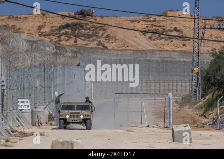 Erez, Israel. Mai 2024. Ein israelisches Militärfahrzeug kann am Grenzübergang Erez an der Grenze zu Gaza gesehen werden. Quelle: Ilia Yefimovich/dpa/Alamy Live News Stockfoto