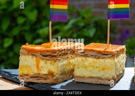 Feier des Königstages in den Niederlanden, Tompoes oder Tompouce, ikonisches Gebäck in den Niederlanden aus Blätterteig, Orangenglasur, Creme und Regen Stockfoto