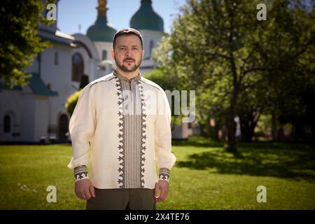 Kiew, Ukraine. April 2022. Der ukrainische Präsident Wolodymyr Zelenskyj überbringt seine orthodoxe Osterbotschaft an die Nation vom 5. Mai 2024 in Kiew, Ukraine. Zelenskyj drängte die Ukrainer, im Gebet vereint zu sein, und nannte Gott einen „Verbündeten“ im Krieg gegen Russland. Kredit: Ukrainischer Ratsvorsitz/Pressestelle Des Ukrainischen Präsidenten/Alamy Live News Stockfoto