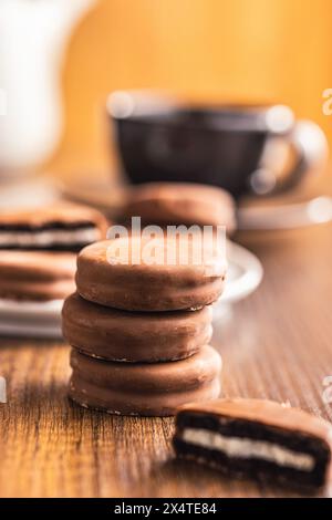 Nahaufnahme von schokoladenbeschichteten Sandwichkeksen auf einem Holztisch. Stockfoto