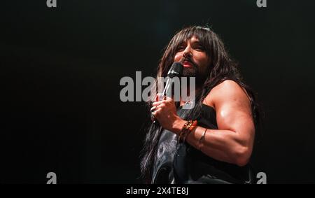 Malmoe, Schweden, 4. Mai 2024 Conchita Wurst tritt im Eurofan Cafe beim Eurovision Song Contest auf Mšller Stockfoto