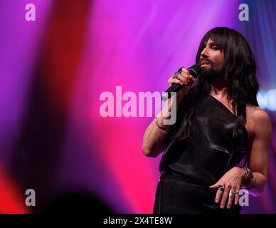 Malmoe, Schweden, 4. Mai 2024 Conchita Wurst tritt im Eurofan Cafe beim Eurovision Song Contest auf Mšller Stockfoto