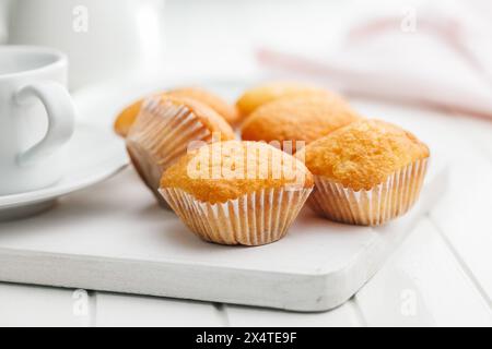 Magdalenas die typisch spanischen Muffins auf einem weißen Tisch. Stockfoto