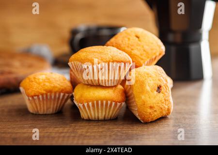 Magdalenas die typisch spanischen Muffins auf einem Holztisch. Stockfoto