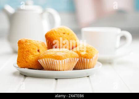 Magdalenas die typisch spanischen Muffins auf Teller auf einem weißen Tisch. Stockfoto