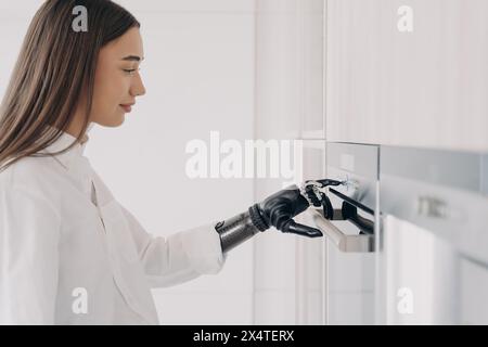Frau mit bionischem Arm, die Kaffee brütet und die nahtlose Integration von Technologie in den Alltag demonstriert. Stockfoto