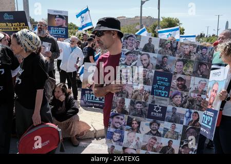 Jerusalem, Israel. Mai 2024. Hinterbliebene Familien gefallener IDF-Soldaten und Anhänger, die sich am meisten mit den nationalistischen religiösen zionistischen Strömen identifizieren, protestieren vor dem Büro des Premierministers. Aktivisten blockieren Straßen und ankommende Kabinettsmitglieder, die den ultimativen Sieg über die Hamas im Gazastreifen fordern, keine Kapitulation, die die militärischen Errungenschaften und die Bedeutung des Opfers ihrer Angehörigen gefährden wird. Die Demonstranten rufen: „Rafah jetzt!“ Einen entschlossenen Militärschlag in Rafah fordern. Quelle: Nir Alon/Alamy Live News Stockfoto