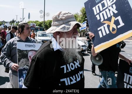 Jerusalem, Israel. Mai 2024. Hinterbliebene Familien gefallener IDF-Soldaten und Anhänger, die sich am meisten mit den nationalistischen religiösen zionistischen Strömen identifizieren, protestieren vor dem Büro des Premierministers. Aktivisten blockieren Straßen und ankommende Kabinettsmitglieder, die den ultimativen Sieg über die Hamas im Gazastreifen fordern, keine Kapitulation, die die militärischen Errungenschaften und die Bedeutung des Opfers ihrer Angehörigen gefährden wird. Die Demonstranten rufen: „Rafah jetzt!“ Einen entschlossenen Militärschlag in Rafah fordern. Quelle: Nir Alon/Alamy Live News Stockfoto