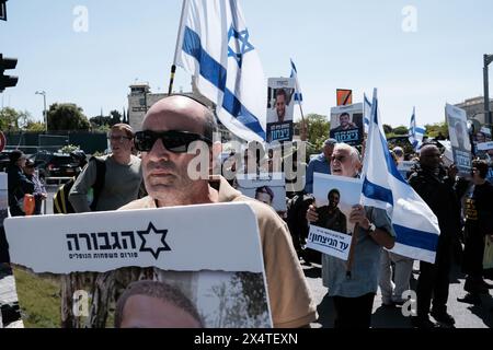 Jerusalem, Israel. Mai 2024. Hinterbliebene Familien gefallener IDF-Soldaten und Anhänger, die sich am meisten mit den nationalistischen religiösen zionistischen Strömen identifizieren, protestieren vor dem Büro des Premierministers. Aktivisten blockieren Straßen und ankommende Kabinettsmitglieder, die den ultimativen Sieg über die Hamas im Gazastreifen fordern, keine Kapitulation, die die militärischen Errungenschaften und die Bedeutung des Opfers ihrer Angehörigen gefährden wird. Die Demonstranten rufen: „Rafah jetzt!“ Einen entschlossenen Militärschlag in Rafah fordern. Quelle: Nir Alon/Alamy Live News Stockfoto