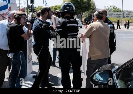 Jerusalem, Israel. Mai 2024. Hinterbliebene Familien gefallener IDF-Soldaten und Anhänger, die sich am meisten mit den nationalistischen religiösen zionistischen Strömen identifizieren, protestieren vor dem Büro des Premierministers. Aktivisten blockieren Straßen und ankommende Kabinettsmitglieder, die den ultimativen Sieg über die Hamas im Gazastreifen fordern, keine Kapitulation, die die militärischen Errungenschaften und die Bedeutung des Opfers ihrer Angehörigen gefährden wird. Die Demonstranten rufen: „Rafah jetzt!“ Einen entschlossenen Militärschlag in Rafah fordern. Quelle: Nir Alon/Alamy Live News Stockfoto