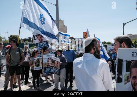 Jerusalem, Israel. Mai 2024. Hinterbliebene Familien gefallener IDF-Soldaten und Anhänger, die sich am meisten mit den nationalistischen religiösen zionistischen Strömen identifizieren, protestieren vor dem Büro des Premierministers. Aktivisten blockieren Straßen und ankommende Kabinettsmitglieder, die den ultimativen Sieg über die Hamas im Gazastreifen fordern, keine Kapitulation, die die militärischen Errungenschaften und die Bedeutung des Opfers ihrer Angehörigen gefährden wird. Die Demonstranten rufen: „Rafah jetzt!“ Einen entschlossenen Militärschlag in Rafah fordern. Quelle: Nir Alon/Alamy Live News Stockfoto