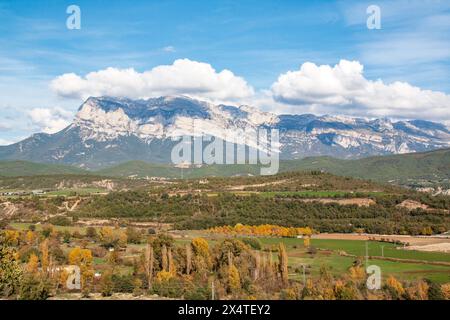 Peña Montañesa von Ainsa in der Region Aragon aus gesehen Stockfoto