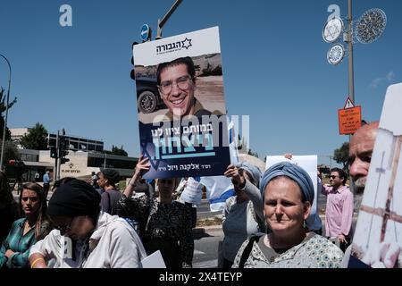 Jerusalem, Israel. Mai 2024. Hinterbliebene Familien gefallener IDF-Soldaten und Anhänger, die sich am meisten mit den nationalistischen religiösen zionistischen Strömen identifizieren, protestieren vor dem Büro des Premierministers. Aktivisten blockieren Straßen und ankommende Kabinettsmitglieder, die den ultimativen Sieg über die Hamas im Gazastreifen fordern, keine Kapitulation, die die militärischen Errungenschaften und die Bedeutung des Opfers ihrer Angehörigen gefährden wird. Die Demonstranten rufen: „Rafah jetzt!“ Einen entschlossenen Militärschlag in Rafah fordern. Quelle: Nir Alon/Alamy Live News Stockfoto