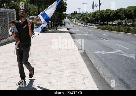 Jerusalem, Israel. Mai 2024. Hinterbliebene Familien gefallener IDF-Soldaten und Anhänger, die sich am meisten mit den nationalistischen religiösen zionistischen Strömen identifizieren, protestieren vor dem Büro des Premierministers. Aktivisten blockieren Straßen und ankommende Kabinettsmitglieder, die den ultimativen Sieg über die Hamas im Gazastreifen fordern, keine Kapitulation, die die militärischen Errungenschaften und die Bedeutung des Opfers ihrer Angehörigen gefährden wird. Die Demonstranten rufen: „Rafah jetzt!“ Einen entschlossenen Militärschlag in Rafah fordern. Quelle: Nir Alon/Alamy Live News Stockfoto