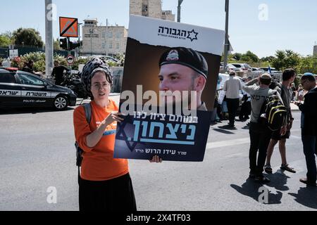 Jerusalem, Israel. Mai 2024. Hinterbliebene Familien gefallener IDF-Soldaten und Anhänger, die sich am meisten mit den nationalistischen religiösen zionistischen Strömen identifizieren, protestieren vor dem Büro des Premierministers. Aktivisten blockieren Straßen und ankommende Kabinettsmitglieder, die den ultimativen Sieg über die Hamas im Gazastreifen fordern, keine Kapitulation, die die militärischen Errungenschaften und die Bedeutung des Opfers ihrer Angehörigen gefährden wird. Die Demonstranten rufen: „Rafah jetzt!“ Einen entschlossenen Militärschlag in Rafah fordern. Quelle: Nir Alon/Alamy Live News Stockfoto