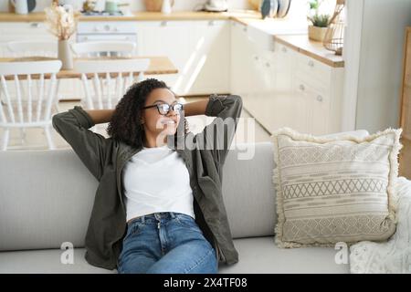 Eine junge Frau zu Hause nimmt sich einen Moment zum Tagträumen. Stockfoto