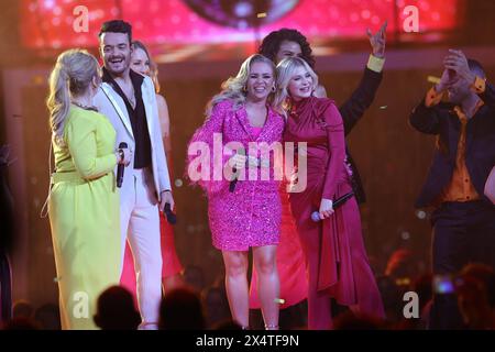 Die Giovanni Zarrella Show Giovanni Zarrella mit Maite Kelly, Marina Marx und Marie Reim. Die Giovanni Zarrella Show. ZDF-Live Sendung vom 04.05.2024 in der Baden-Arena Offenburg. Baden Württemberg, Deutschland. *** Giovanni Zarrella Show Giovanni Zarrella mit Maite Kelly, Marina Marx und Marie Reim Giovanni Zarrella Show ZDF Live-Übertragung vom 04 05 2024 in der Baden Arena Offenburg Baden Württemberg Stockfoto