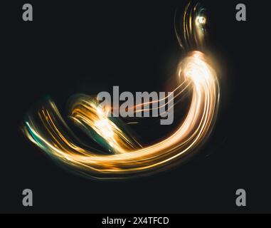 Langbelichtungsfotografie mit der Lichtmaltechnik. Helle Malerei im Dunkeln. Abstrakte Lichtlinien. Stockfoto