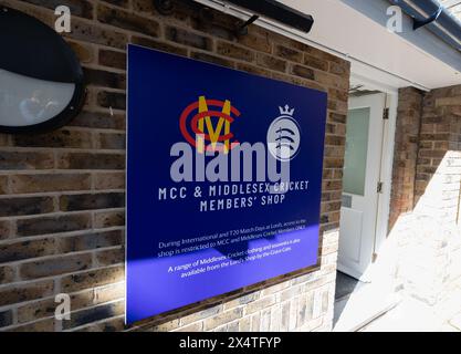 London. Mai 2024. Allgemeine Ansicht des MCC & Middlesex Cricket Member' Shop Schildes im Stadion des Lord’s Cricket Ground. Kredit: Matthew Starling Stockfoto