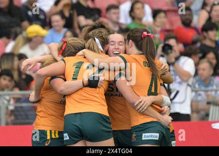 Singapur. Mai 2024. Australiens Spieler feiern, nachdem sie das Halbfinale der Frauen zwischen Australien und Frankreich beim HSBC Rugby Sevens Turnier in Singapur am 5. Mai 2024 gewonnen haben. Quelle: Dann Chih Wey/Xinhua/Alamy Live News Stockfoto