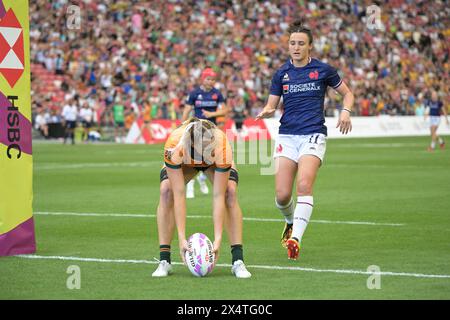 Singapur. Mai 2024. Die australische Spielerin Maddison Levi (L) erzielt einen Versuch im Halbfinale der Frauen zwischen Australien und Frankreich beim HSBC Rugby Sevens Turnier, das am 5. Mai 2024 in Singapur stattfand. Quelle: Dann Chih Wey/Xinhua/Alamy Live News Stockfoto