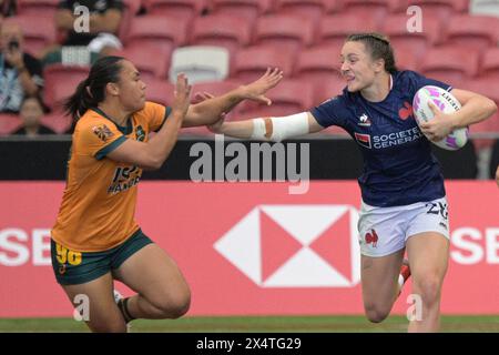 Singapur. Mai 2024. Die Australierin Sidney Taylor (L) kämpft im Halbfinale der Frauen zwischen Australien und Frankreich beim HSBC Rugby Sevens Turnier in Singapur am 5. Mai 2024 um den Ball. Quelle: Dann Chih Wey/Xinhua/Alamy Live News Stockfoto