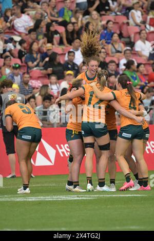 Singapur. Mai 2024. Australiens Spieler feiern, nachdem sie das Halbfinale der Frauen zwischen Australien und Frankreich beim HSBC Rugby Sevens Turnier in Singapur am 5. Mai 2024 gewonnen haben. Quelle: Dann Chih Wey/Xinhua/Alamy Live News Stockfoto